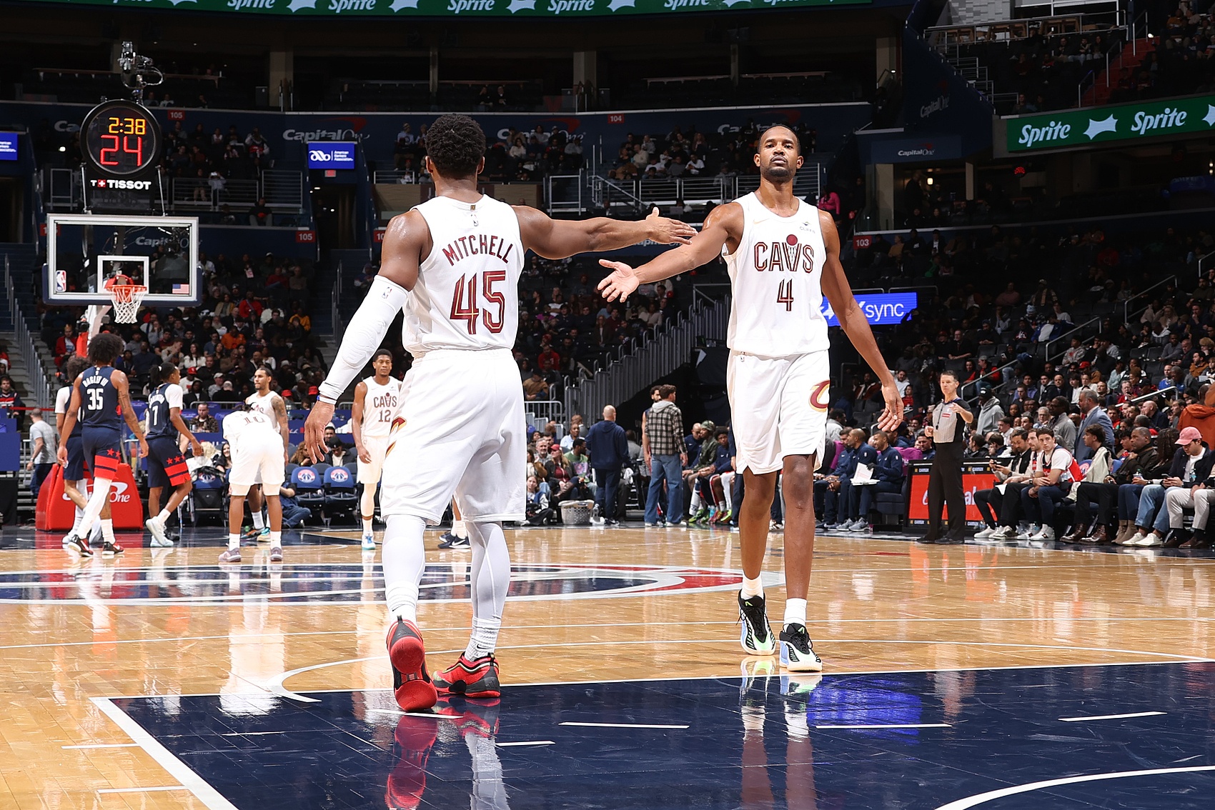 世界杯手机高清观看入口-齐发力！半场莫布里11中6砍13分11板 米切尔11中5拿14分3助